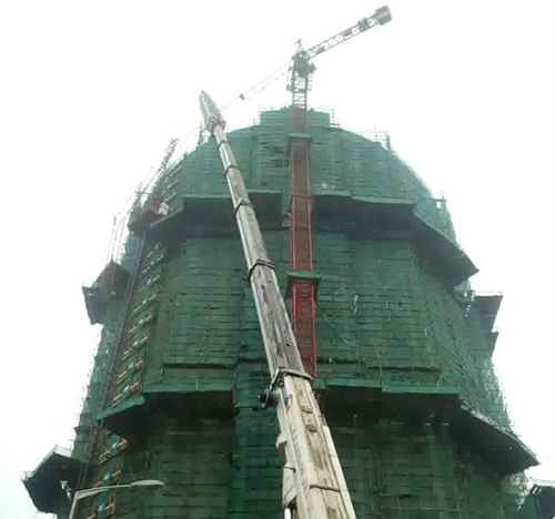 西岗吊车在工地上作业